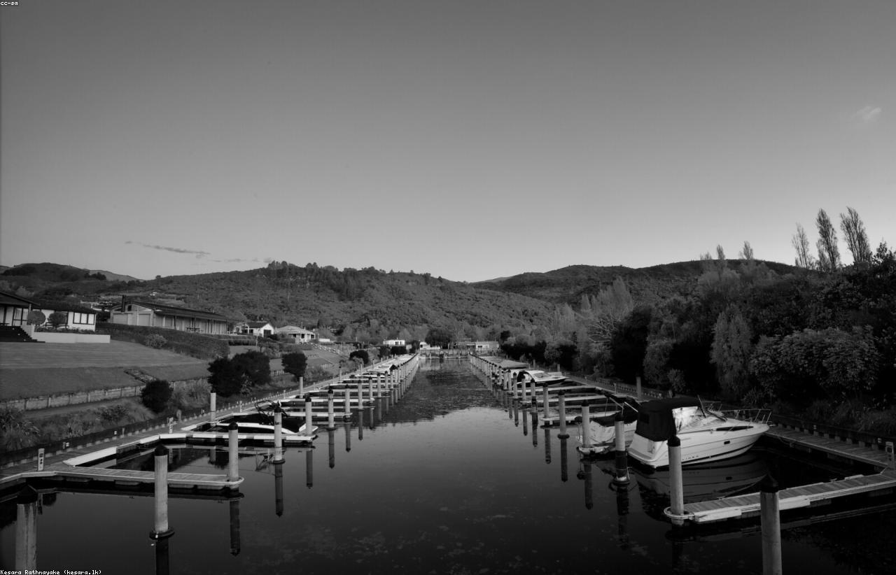 Canyon Lake marina and boats